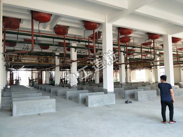 大連某項(xiàng)目九臺(tái)造粒機(jī)安裝現(xiàn)場(chǎng)